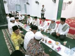 Bukber dengan Pengurus dan Masyarakat Binuang, Syamsuar di Suguhi Masakan Khas